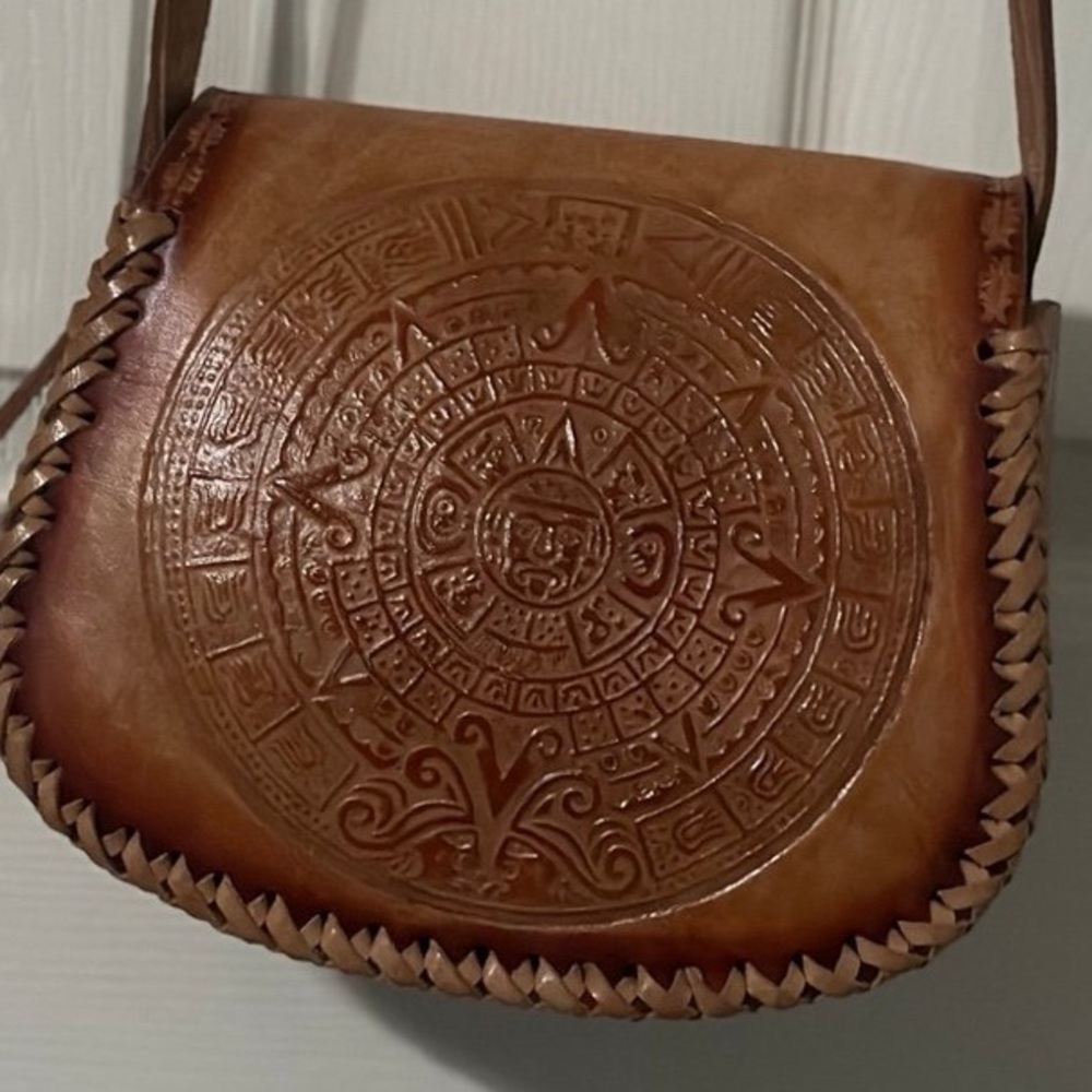 VINTAGE 70’s BROWN LEATHER HAND TOOLED FLOWER AZTEC CROSSBODY PURSE - Picture 4 of 6